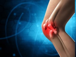 【​​膝が腫れたらどうすべき？】考えられる原因と対処法