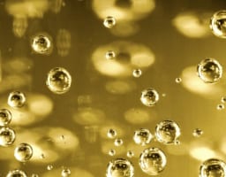 【膝に水がたまる病気一覧】医師が教える自覚症状や家でできる対処法とは？