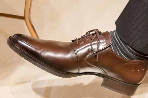 膝に良くない革靴での営業