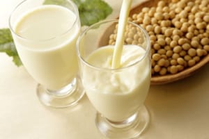 女性の膝痛予防にきなこ牛乳