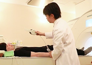 MRI撮影中にはヘッドホン使用